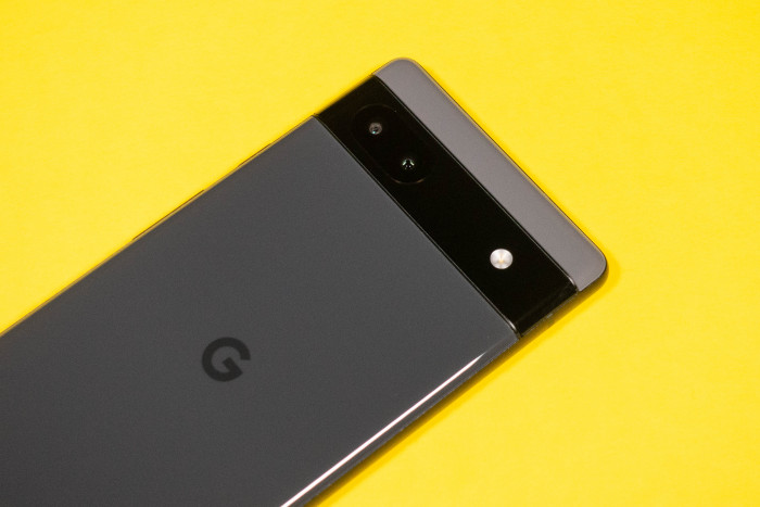 Die Kamera ist ebenfalls in einem breiten Balken auf der R&uuml;ckseite eingebaut. (Bild: Tobias K&ouml;ltzsch/Golem.de)