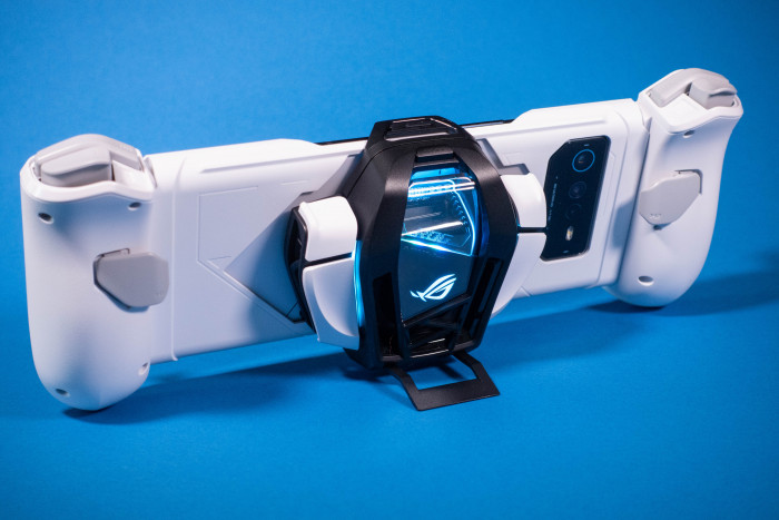 Der Kunai-Controller l&auml;sst sich auch mit dem Aeroactive Cooler 6 kombinieren. (Bild: Tobias K&ouml;ltzsch/Golem.de)