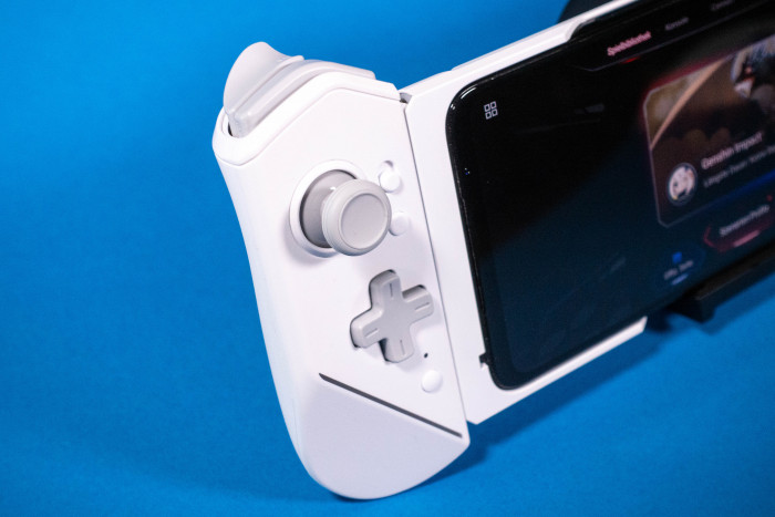 Der Kunai-Controller macht aus dem ROG Phone 6 Pro ein Gaming-Handheld. (Bild: Tobias K&ouml;ltzsch/Golem.de)