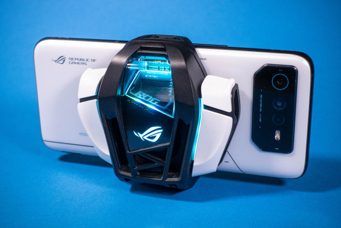 Der Aeroactive Cooler 6 l&auml;sst sich an der R&uuml;ckseite des ROG Phone 6 Pro befestigen. (Bild: Tobias K&ouml;ltzsch/Golem.de)