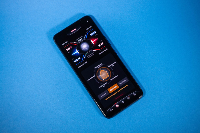 Das Display des ROG Phone 6 Pro ist 6,78 Zoll groß und unterstütz 165 Hz. (Bild: Tobias Költzsch/Golem.de)