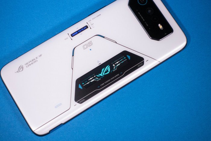 Auf der R&uuml;ckseite des ROG Phone 6 Pro ist ein zus&auml;tzliches Display eingebaut. (Bild: Tobias K&ouml;ltzsch/Golem.de)