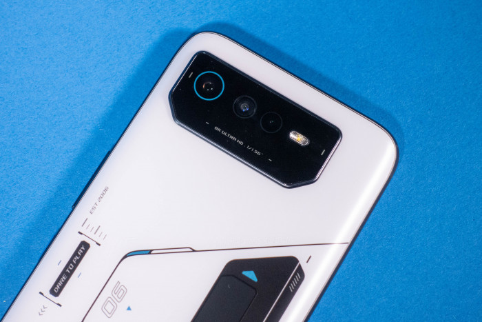 Die Hauptkamera der Dreifachkamera hat 50 Megapixel. (Bild: Tobias K&ouml;ltzsch/Golem.de)