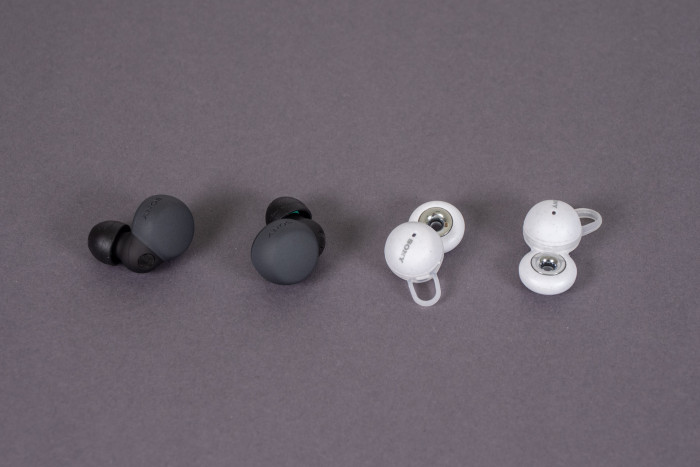 Links die Link Buds S, rechts daneben die normalen Link Buds von Sony (Bild: Martin Wolf/Golem.de)