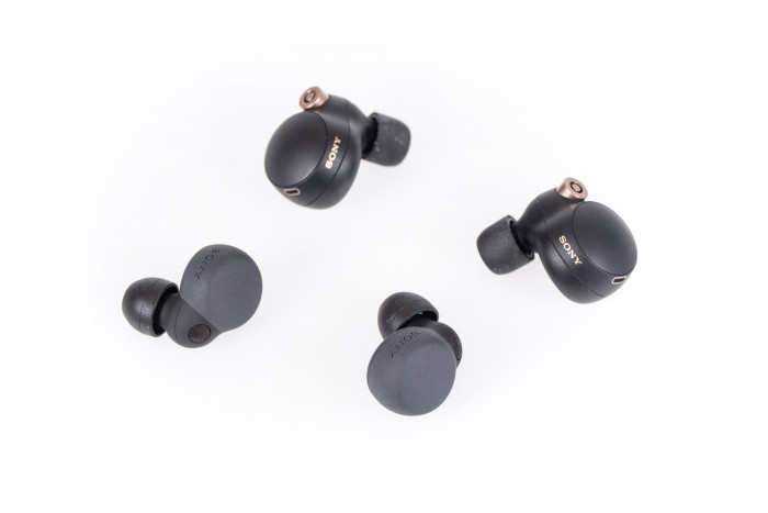 Unten die Link Buds S, dar&uuml;ber die WF-1000XM4 (Bild: Martin Wolf/Golem.de)