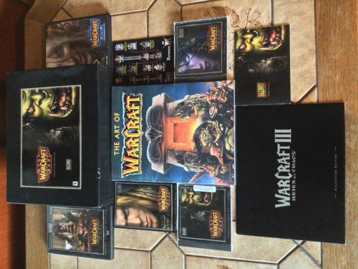 Anno 2002 konnte man die Collector's Edition von Warcraft 3 kaufen, die neben dem Spiel ein Artbook, eine Soundtrack-CD und eine Film-DVD beherbergte. Rechts oben zu sehen: das Add-on Frozen Throne, das Blizzard 2003 nachreichte. (Bild: Medienagentur Plassma)