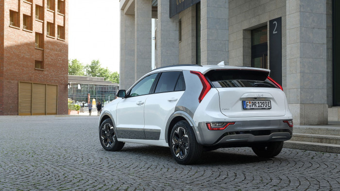 Der &uuml;berarbeitete Niro ist etwas gr&ouml;&szlig;er und ger&auml;umiger. (Bild: Kia)