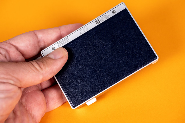 Eine Unterseite aus Kunstleder sorgt f&uuml;r Rutschfestigkeit (und ein hochwertiges Verarbeitungsgef&uuml;hl).