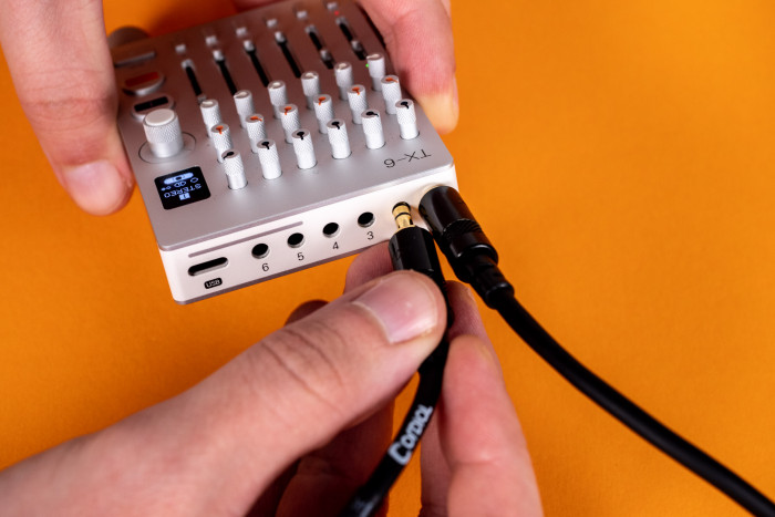 Ein Problem: Viele handels&uuml;bliche Kabel haben zu breite Stecker, um nebeneinanderliegende Anschl&uuml;sse nutzen zu k&ouml;nnen.