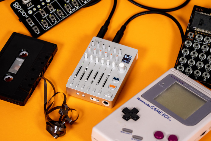 Der Gr&ouml;&szlig;envergleich mit Gameboy und Kassette zeigt, wie winzig das TX-6 ist.