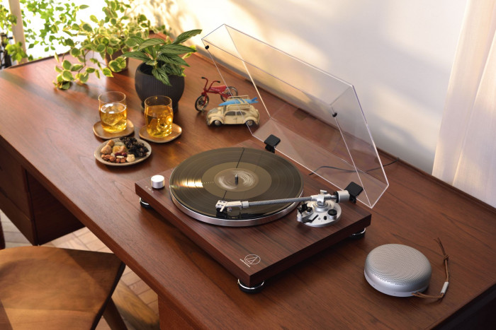 Der AT-LPW50BTRW hat ein Gehäuse aus Palisanderfurnier. (Bild: Audio-Technica)