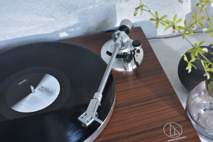 Der AT-LPW50BTRW hat einen geraden Tonarm aus Kohlenstofffaser. (Bild: Audio-Technica)