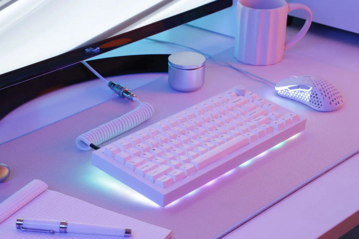 Die Sense75 hat sowohl Beleuchtung für die Tasten als auch für den Unterboden. (Bild: Drop)