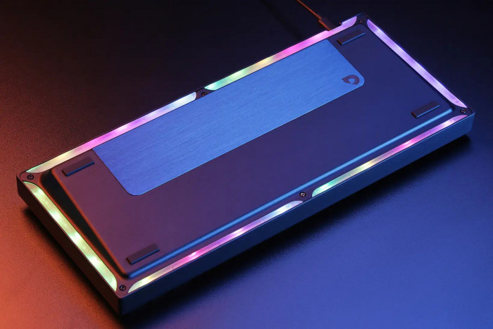 Auf der Unterseite ist eine Gewichtsplatte befestigt, die entfernt werden kann. (Bild: Drop)