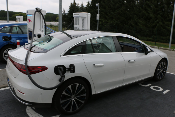 Bei einer Länge von knapp 5 Metern ist der EQE sehr aerodynamisch gestaltet, um eine hohe Reichweite zu ermöglichen. (Foto: Friedhelm Greis/Golem.de)