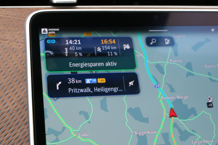 Ebenso wie die Luxuslimousine EQS verfügt der EQE über eine verbesserte Routenplanung mit Ladestopps, Electric Intelligence genannt. (Foto: Friedhelm Greis/Golem.de)