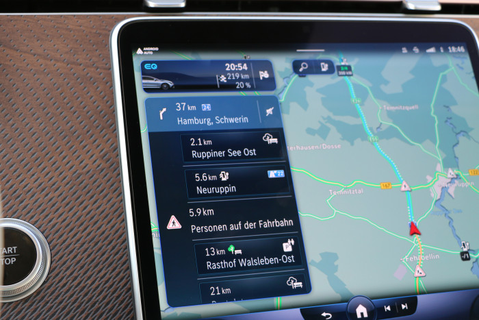Hilfreich sind auch Hinweise auf Raststätten und Verkehrswarnungen entlang der Strecke. (Foto: Friedhelm Greis/Golem.de)