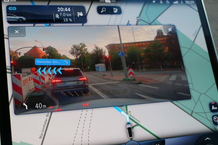 Bei Abbiegen erscheinen im Head-up-Display und in der Navigation entsprechende Richtungspfeile. (Foto: Friedhelm Greis/Golem.de)