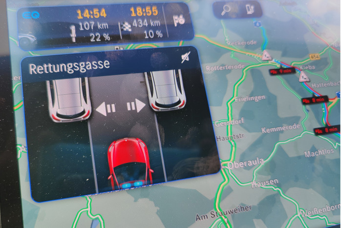 Der EQE kann im Stau selbstständig eine Rettungsgasse bilden. (Foto: Friedhelm Greis/Golem.de)