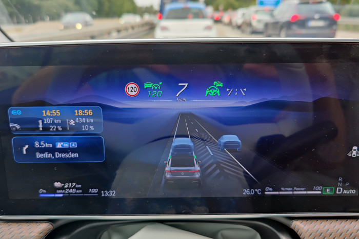 Bremsen und anfahren im Stau erfolgen ebenfalls automatisch.(Foto: Friedhelm Greis/Golem.de)