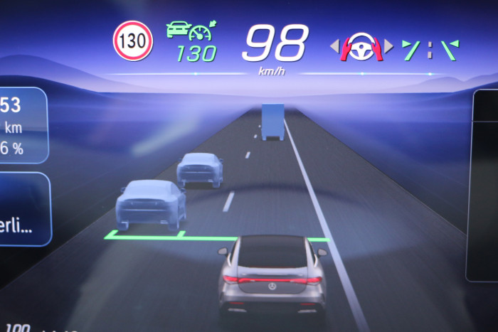 Der EQE hält sich vorbildlich an das Rechtsüberholverbot auf Autobahnen bei höheren Geschwindigkeiten. (Foto: Friedhelm Greis/Golem.de)