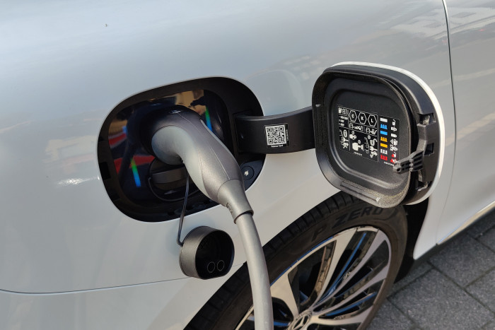 Per Gleichstrom lädt der EQE mit bis zu 170 kW, bei Wechselstrom sind 11 kW möglich. (Foto: Friedhelm Greis/Golem.de)