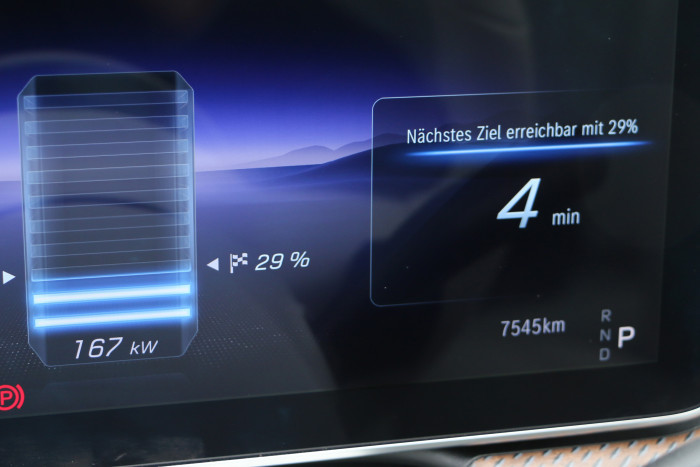 Die verbleibende Ladezeit wird während des Ladens im Kombiinstrument angezeigt. (Foto: Friedhelm Greis/Golem.de)