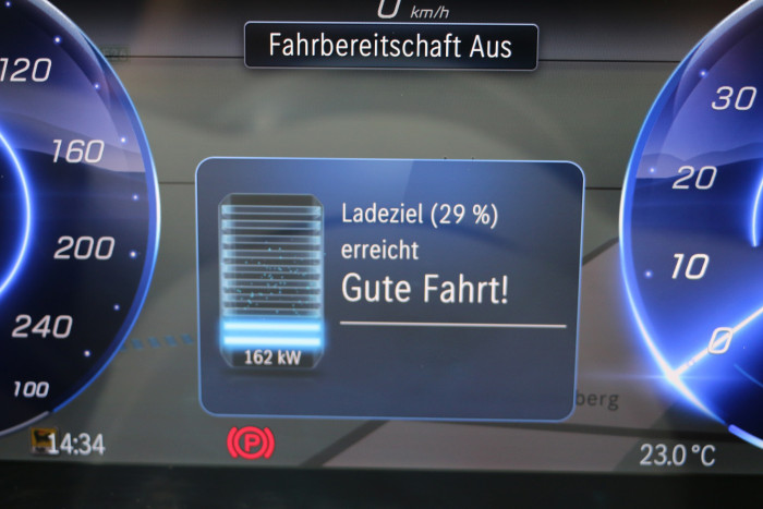 Der Fahrer erhält einen Hinweis zum Erreichen des Ladeziels. (Foto: Friedhelm Greis/Golem.de)