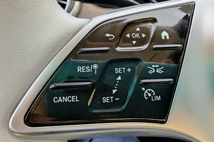 Etwas fummelig fanden wir die Bedienelemente für den Tempomat und das Kombiinstrument. (Foto: Friedhelm Greis/Golem.de)