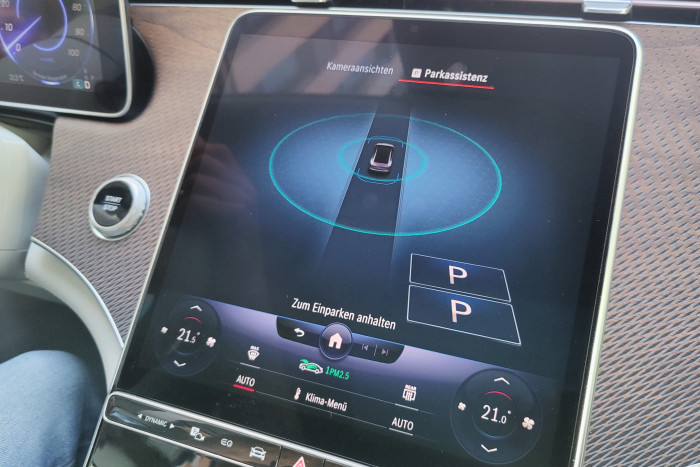 Der Parkassistent kann selbstständig einparken, sofern er eine Parklücke erkennt. (Foto: Martin Wolf/Golem.de)