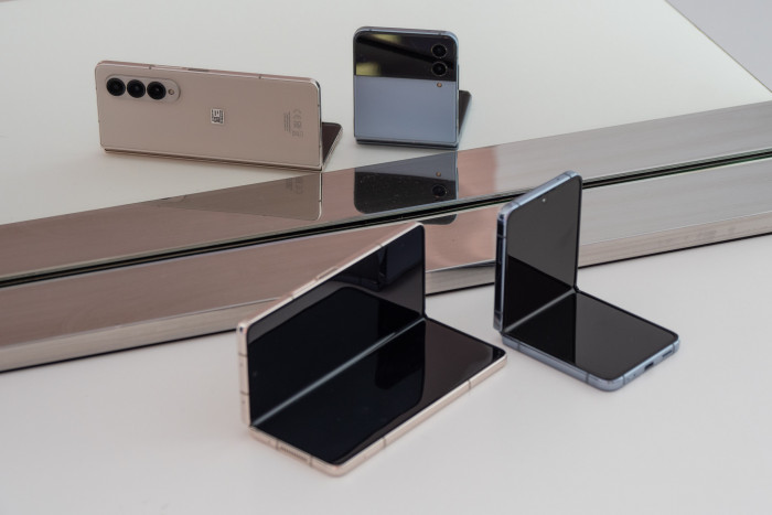 Beide faltbaren Smartphones &auml;hneln ihren Vorg&auml;ngermodellen auf den ersten Blick stark. (Bild: Martin Wolf/Golem.de)