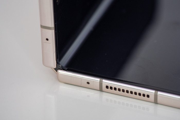 Die Scharniere sind wie gewohnt leichtg&auml;ngig, bieten aber gen&uuml;gend Halt, um das Smartphone auch aufgeklappt aufzustellen. (Bild: Martin Wolf/Golem.de)