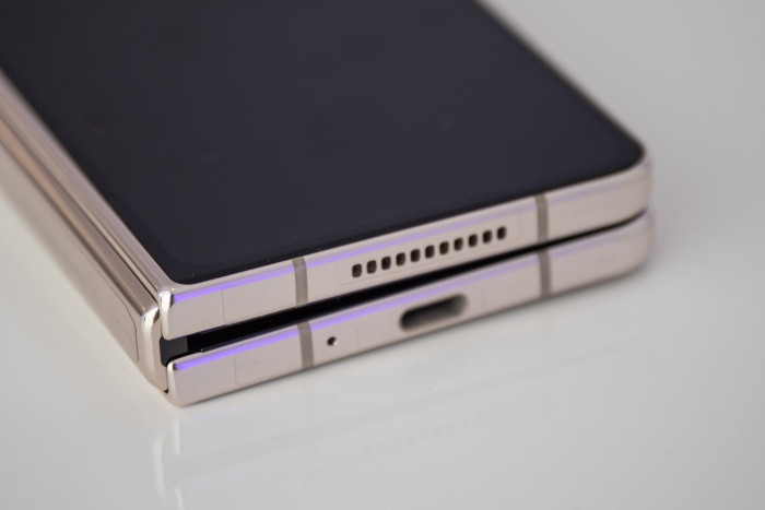 Zusammengeklappt gibt es sowohl beim Galaxy Z Fold 4 ...