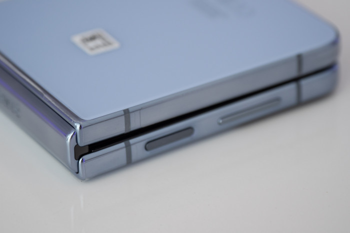 ... als auch beim Galaxy Z Flip 4 eine kleine L&uuml;cke zwischen den beiden H&auml;lften. (Bild: Martin Wolf/Golem.de)