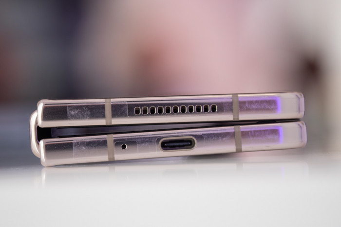 Die Scharniere sind seitlich wieder vor eindringendem Schmutz gesch&uuml;tzt. (Bild: Martin Wolf/Golem.de)