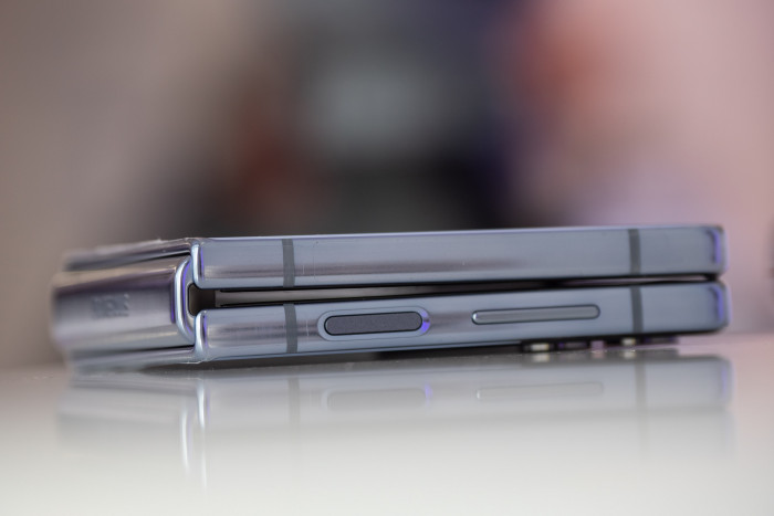 Beim Galaxy Z Flip 4 hat Samsung den innenliegenden Teil des Scharniers so verkleinert, dass ein gr&ouml;&szlig;erer Akku in das Smartphone passt. (Bild: Martin Wolf/Golem.de) 