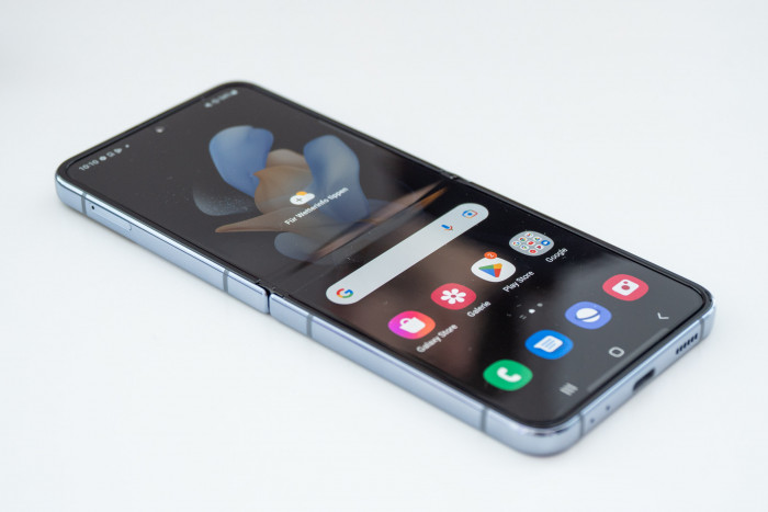 Das aufgeklappte Display des Flip 4 ist 6,7 Zoll gro&szlig;. (Bild: Martin Wolf/Golem.de)