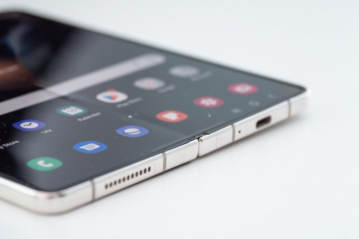 Der Rahmen ist aus Aluminium, die Verarbeitung bei beiden Modellen sehr hochwertig. (Bild: Martin Wolf/Golem.de)