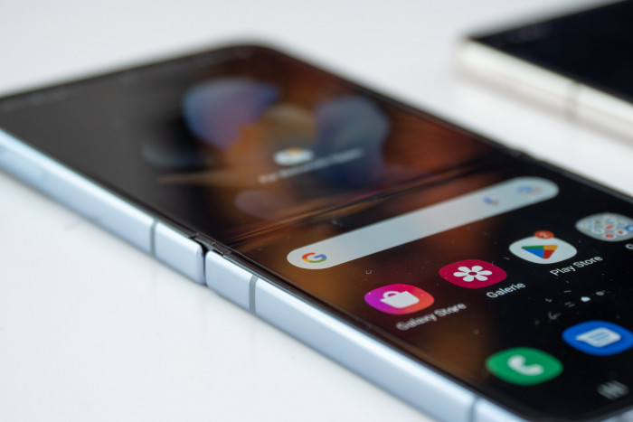 Auch beim Flip 4 ist der Rahmen aus Aluminium. (Bild: Martin Wolf/Golem.de)