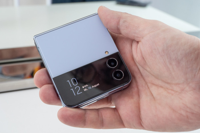 Das Flip 4 hat ein kleines Au&szlig;endisplay. (Bild: Martin Wolf/Golem.de)