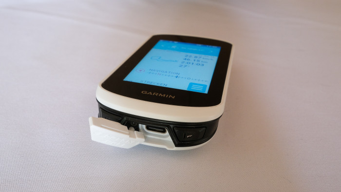 Das Ladekabel wird in eine USB-C-Buchse gesteckt. (Foto: P. Steinlechner/Golem.de)