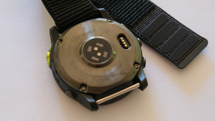 Die Rückseite der Enduro 2 ist aus Titan. (P. Steinlechner/Golem.de)