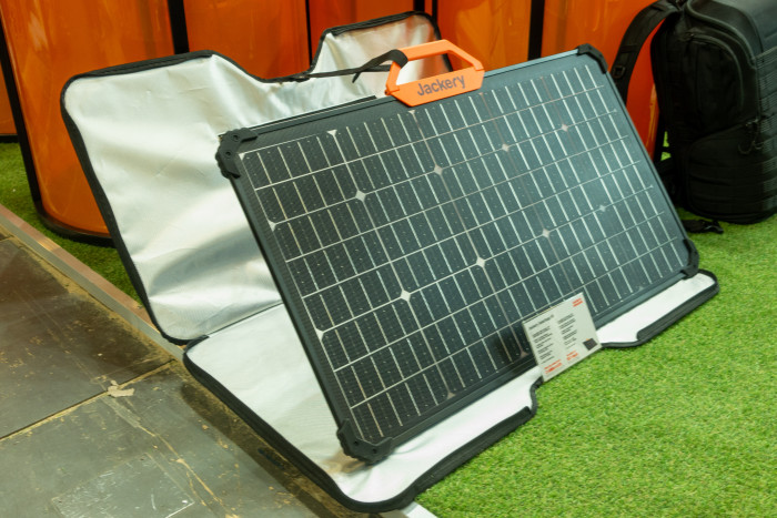 Die neuen Solarsaga-80-Panels sind kompakt, dafür aber weniger leistungsstark. (Bild: Tobias Költzsch/Golem.de)