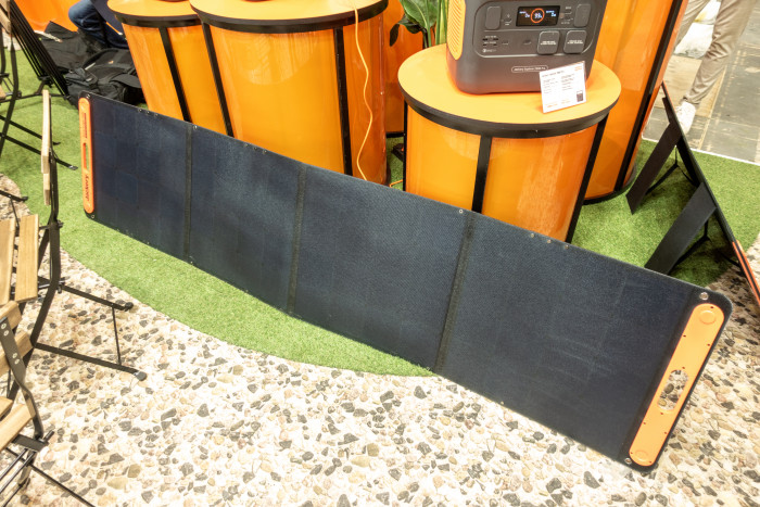 Das faltbare Solarpanel Solarsaga 200 hat 200 Watt, ist aber entsprechend groß. (Bild: Tobias Költzsch/Golem.de)