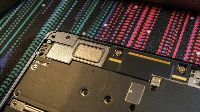 Das Innenleben ist verschraubt und versteckt. (Bild: Oliver Nickel/Golem.de)