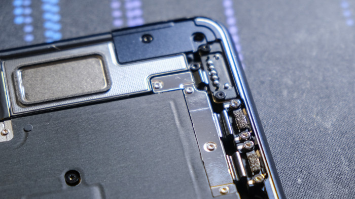 Zumindest lassen sich die Thunderbolt-Buchsen austauschen. (Bild: Oliver Nickel/Golem.de)