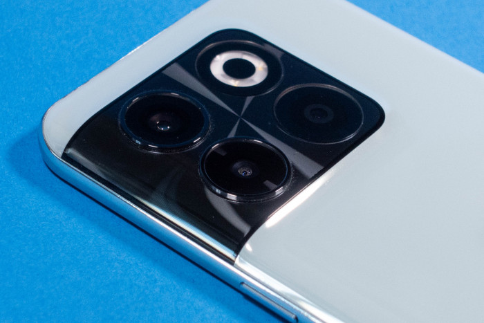 Neben der Hauptkamera mit 50 Megapixeln gibt es eine Superweitwinkelkamera und eine unnötige Makrokamera. (Bild: Tobias Költzsch/Golem.de)