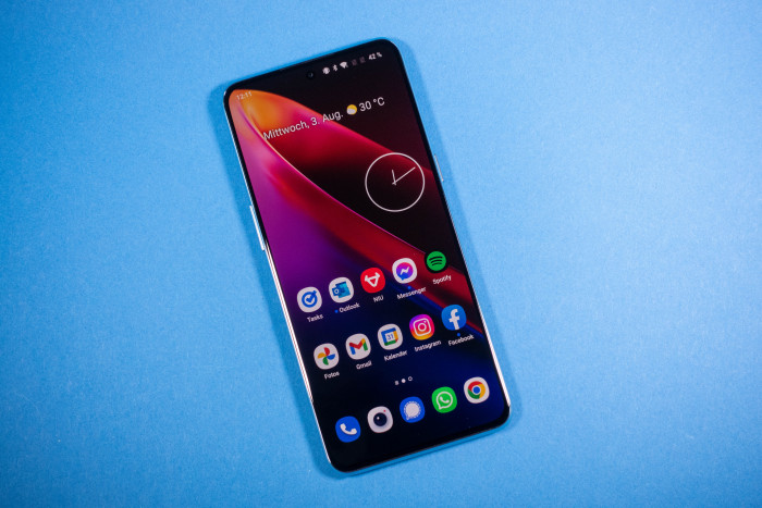 Das Oneplus 10T hat ein 6,7 Zoll großes AMOLED-Display. (Bild: Tobias Költzsch/Golem.de)