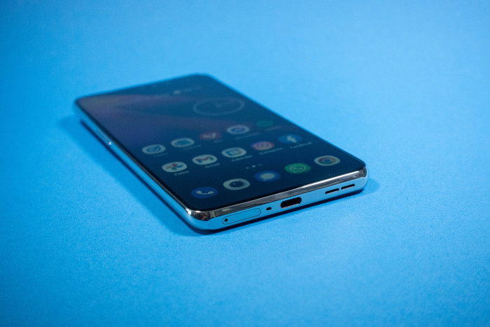 Die Verarbeitung des Oneplus 10T ist sehr hochwertig. (Bild: Tobias Költzsch/Golem.de)