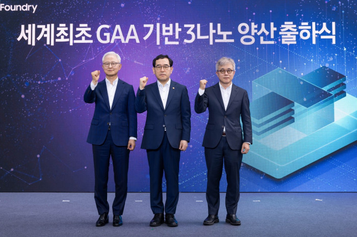 Eine Sache der nationalen Ehre: Neben Samsungs CEO Kyehyun Kyung (links) und dem CEO der Foundry Division, Si Young Choi (rechts) freut sich Handels-, Industrie- und Energieminister Chang-Yang Lee.  (Bild: Samsung)